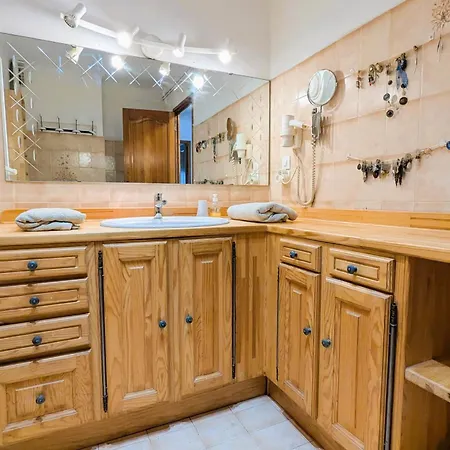 Comfortable 1 Bedroom - Center Apartament